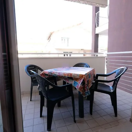 Claudia Int. F - * Pineto